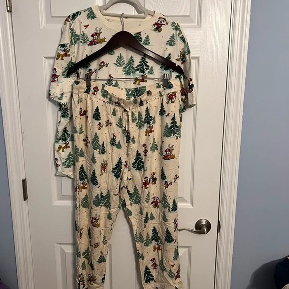 Other - Kids Cream Holiday Tree & Character Print Pajama Set